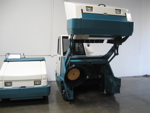 Reconditioned Tennant 810 rider sweeper